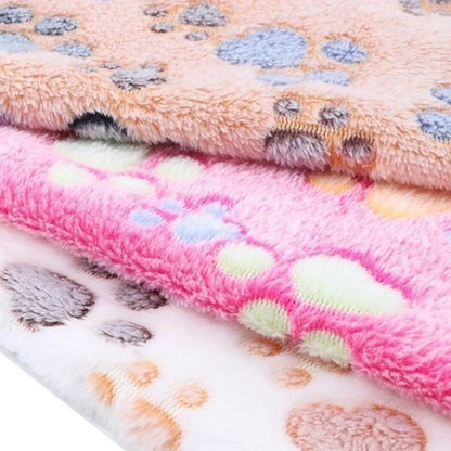 Warm and comfortable pet blanket for cats and dogs – soft coral fleece, machine washable
