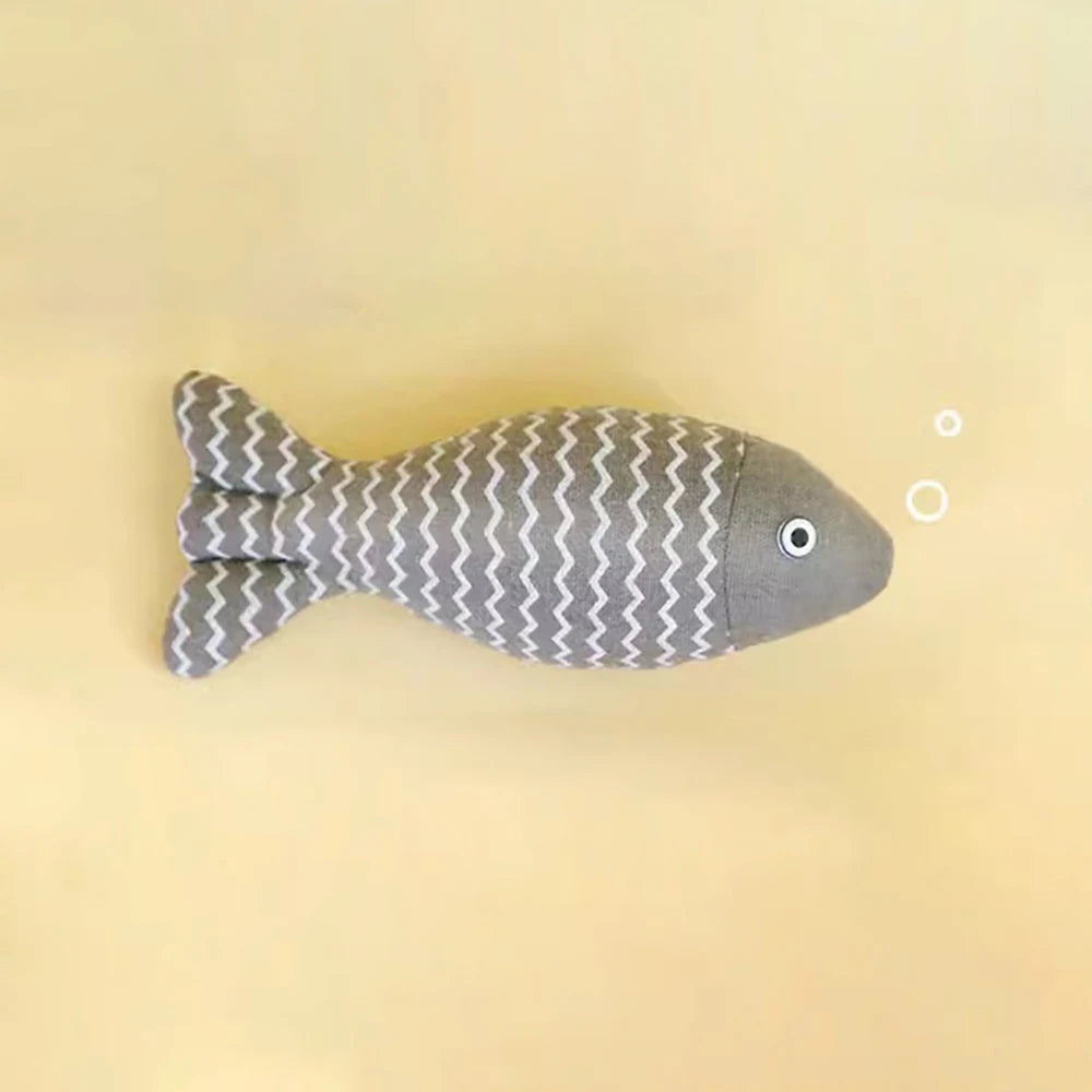 Catnip fish toy for cats – natural raffia material, available in 4 colors