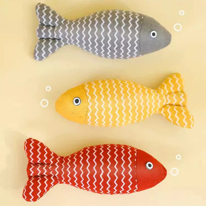 Catnip fish toy for cats – natural raffia material, available in 4 colors