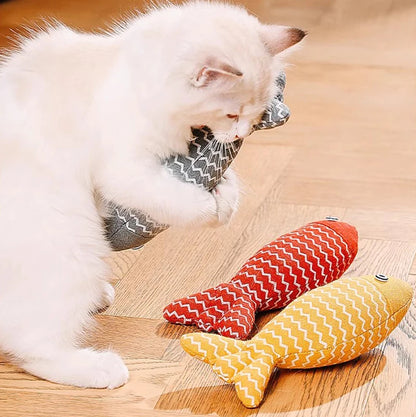 Catnip fish toy for cats – natural raffia material, available in 4 colors