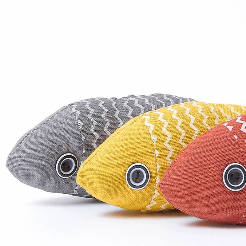 Catnip fish toy for cats – natural raffia material, available in 4 colors