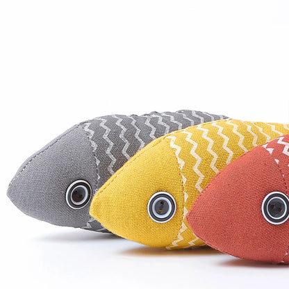 Catnip fish toy for cats – natural raffia material, available in 4 colors